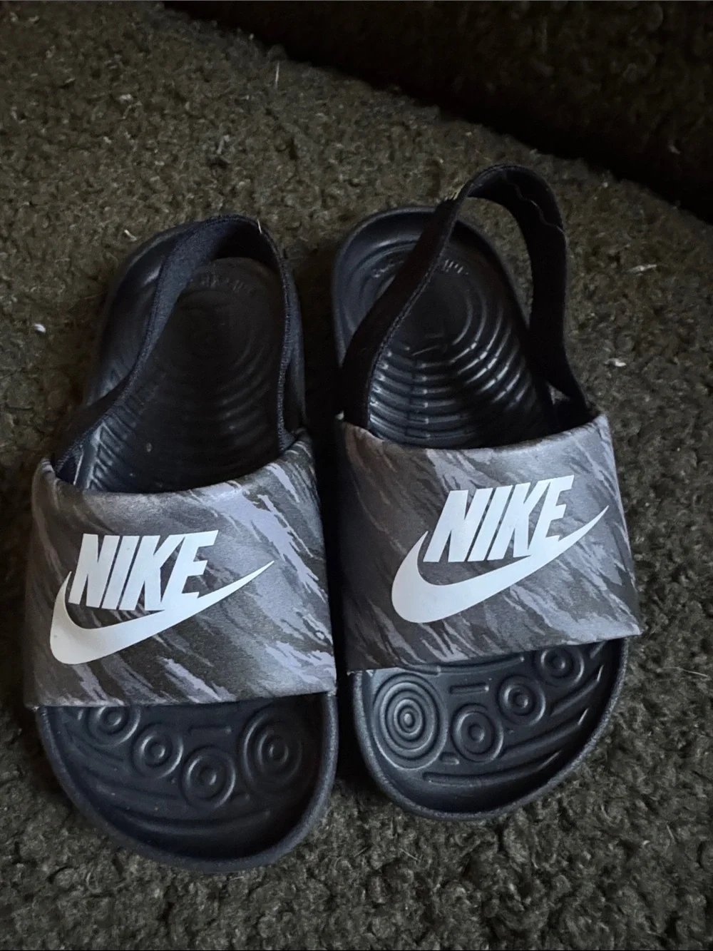 Nike Baby Toddler Black and White Slide Sandals 10c but fits like 7c